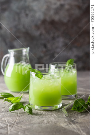 Cold basil lemonade 70595171