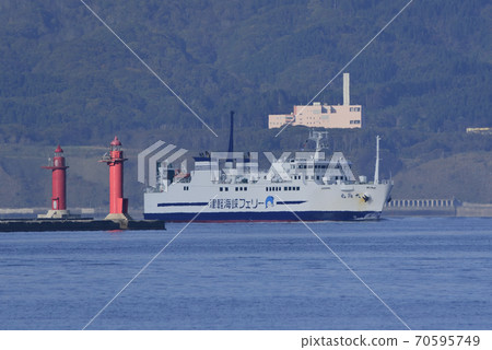 拍攝進入北海道函館市函館港的津輕海峽渡輪的秋天景色 拍攝進入北海道函館市函館港的津輕海峽渡輪的秋天景色 70595749