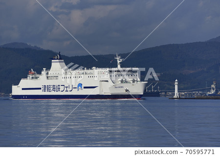 Photographing the autumn scenery of the Tsugaru Kaikyo Ferry entering Hakodate Port, Hakodate City, Hokkaido Photographing the autumn scenery of the Tsugaru Kaikyo Ferry entering Hakodate Port, Hakodate City, Hokkaido 70595771