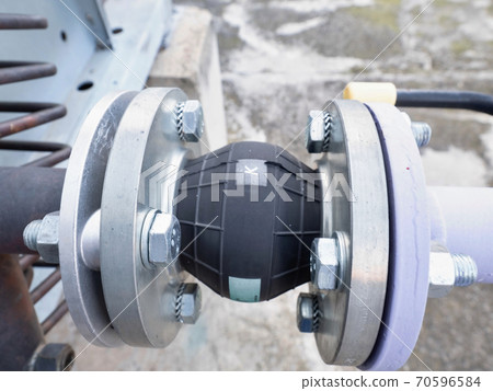 Pipelines with pressure gauge and rubber vibration damper. 70596584