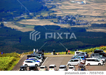 A bird's-eye view of Mt. Chokai autumn leaves from the parking lot 70597459