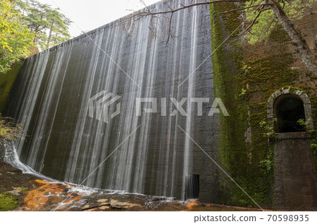 京都留瑞木高原的通天大壩的放水 京都留瑞木高原的通天大壩的放水 70598935