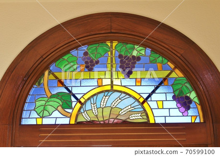 天主教高月教堂的彩色玻璃 天主教高月教堂的彩色玻璃 70599100