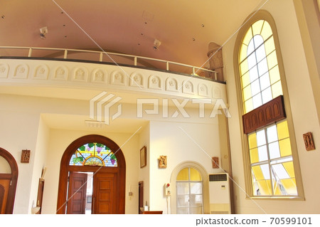 天主教高月教堂的彩色玻璃 70599101