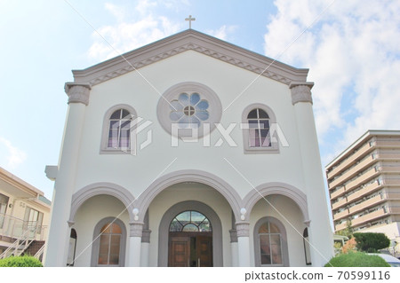 天主教高月教堂在藍藍的天空 70599116
