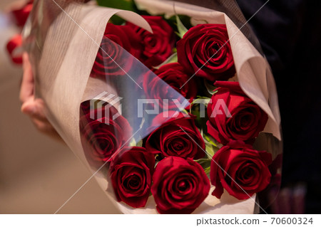 Red rose bouquet proposal 70600324