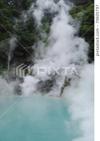 產生水蒸氣的熱水湧出的池塘 70600797