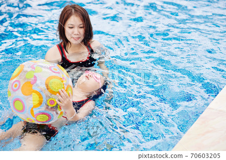 Girl learning swimming 70603205