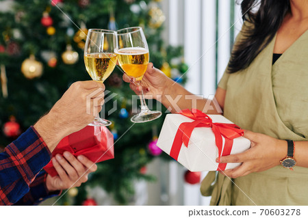 Exchanging Christmas presents 70603278