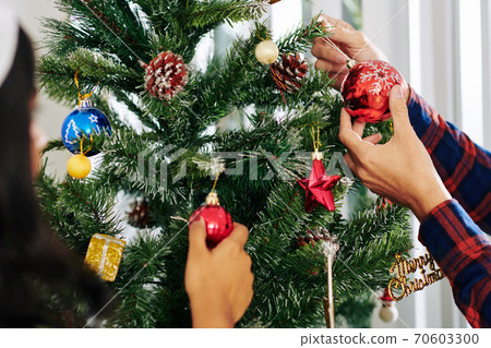 Decorating Christmas tree Decorating Christmas tree 70603300