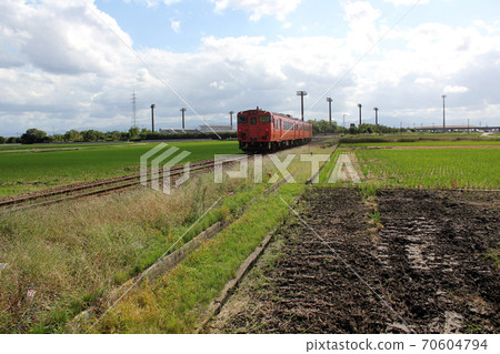 [Toyama Prefecture] An orange local railway that runs through the green countryside 70604794