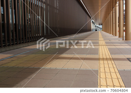 [富山縣]在陽光直射的車站前排成一列的長廊 70604804