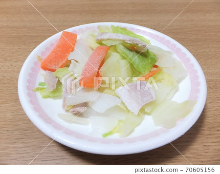 Frozen cut vegetables that are convenient for short-time cooking 70605156