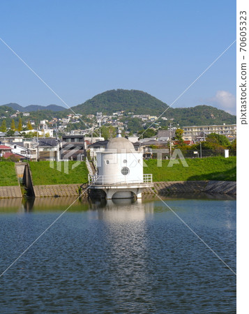 兵庫縣Niteko池塘和高山山/西宮市 70605323