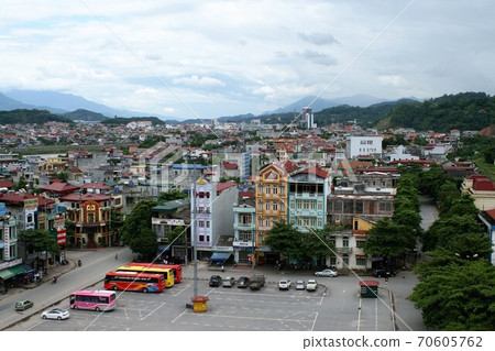 在Chuetsu邊境的越南一側的火車站前的酒店屋頂上，我忽略了中國一側（在後面的建築物周圍）。 70605762