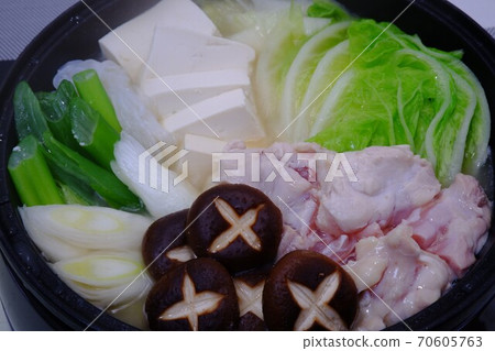 鳥類和白色蔬菜的火鍋菜（5） 70605763