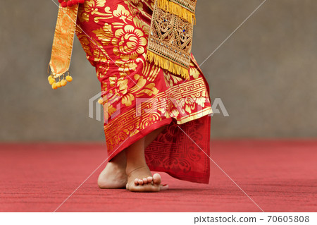 Balinese dancer women in traditional Sarong 70605808