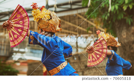 Balinese dancer women in traditional Sarong Balinese dancer women in traditional Sarong 70605818