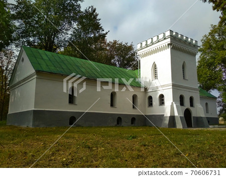 Side view of historic manor house and museum 70606731
