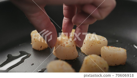 put scallops on a non stick pan 70606918