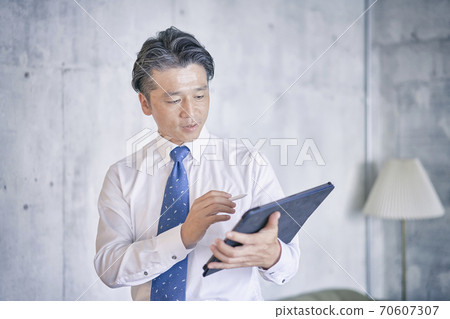 商業場景：使用平板電腦的男人 70607307