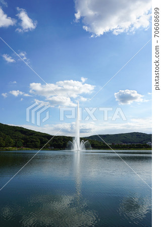 Fountain in Yuldong Park in the autumn afternoon Fountain in Yuldong Park in the autumn afternoon 70608699