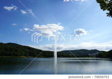 Fountain in Yuldong Park in the autumn afternoon Fountain in Yuldong Park in the autumn afternoon 70608701
