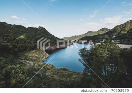 秋天的八葉湖吾妻山和周圍的群山從富藤大橋的景色2020.10 a-2電影風格 70608979