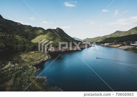 秋葉場八Ag湖和周圍的群山從風道大橋的景色2020.10 b-2電影風格 70608983