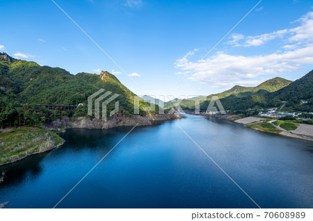 秋葉場八atsu湖和周圍的群山從不動大橋的景色2020.10 e-1 70608989