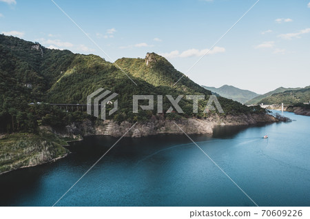 秋天的八葉湖吾妻山和周圍的群山從富藤大橋的景色2020.10 j-2電影風格 70609226