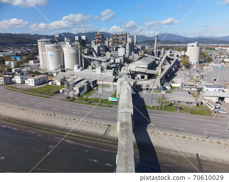 秋季將貨船和皮帶輸送機卸載到北海道北斗市水泥廠的鳥瞰圖 秋季將貨船和皮帶輸送機卸載到北海道北斗市水泥廠的鳥瞰圖 70610029