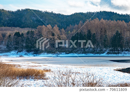 恩巴拉湖的冬季風光 70611809