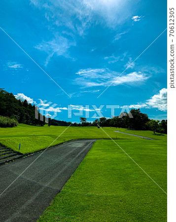 高爾夫球場在藍藍的天空下 高爾夫球場在藍藍的天空下 70612305