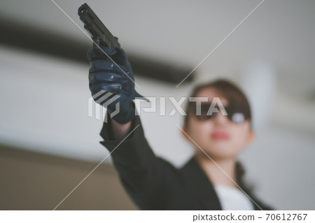 槍 女生 女孩 70612767