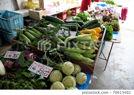 Vegetable market 70613482