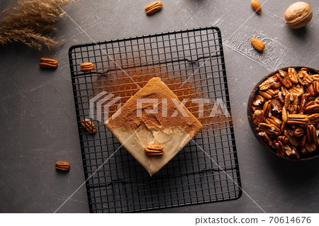No bake eco-friendly pecan cake on metal mesh tray No bake eco-friendly pecan cake on metal mesh tray 70614676