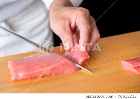 Itamae that pulls the sashimi of this tuna 70615218