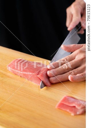 Itamae that pulls the sashimi of this tuna Itamae that pulls the sashimi of this tuna 70615223