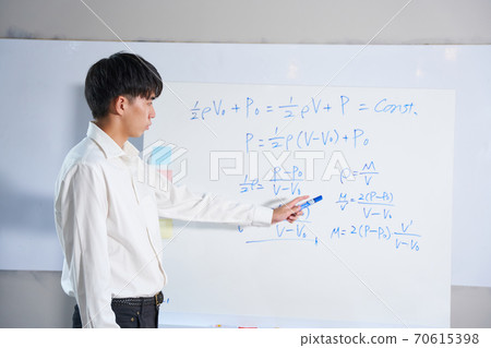 補習班講師，考試學習，預備學校，預備學校，補習班，考試，科學指導，白板，數學公式，數學 70615398