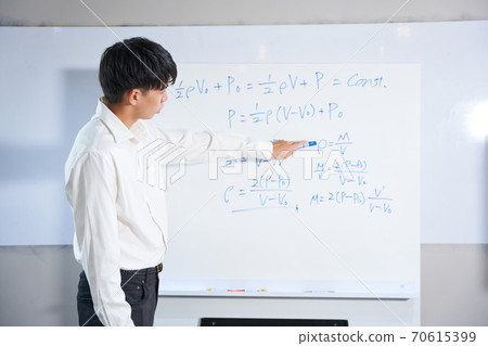 補習班講師，考試學習，預備學校，預備學校，補習班，考試，科學指導，白板，數學公式，數學 70615399