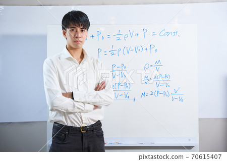 補習班講師，考試學習，預備學校，預備學校，補習班，考試，科學指導，白板，數學公式，數學 70615407