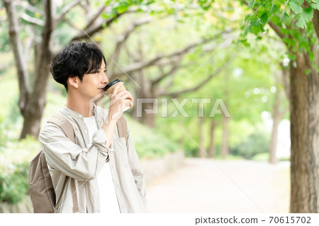 一個男人在喝咖啡散步 70615702