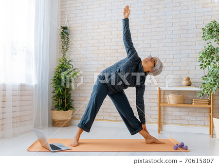 senior woman doing yoga 70615807