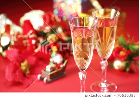 Christmas image champagne 70616385