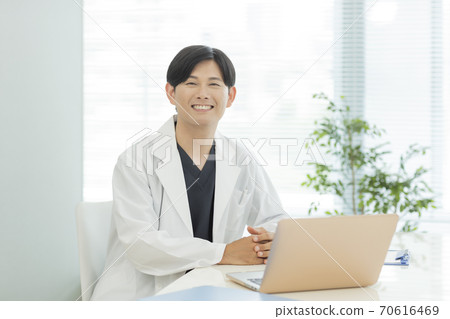 Doctors doing online consultation 70616469
