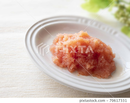 鬆軟的鱈魚子放在白板上供食用 鬆軟的鱈魚子放在白板上供食用 70617331