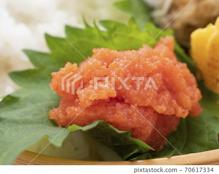 Loosened spicy cod roe on green perilla for raw consumption Loosened spicy cod roe on green perilla for raw consumption 70617334
