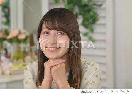The expression of a pretty Japanese woman 70617699