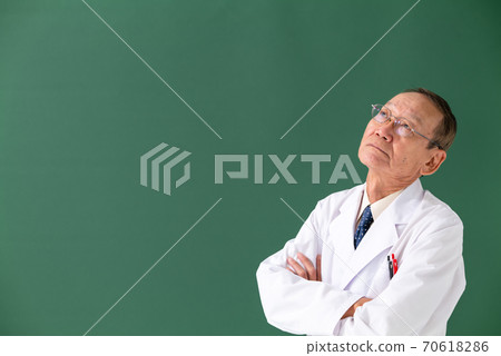 A man in a white coat who is worried 70618286